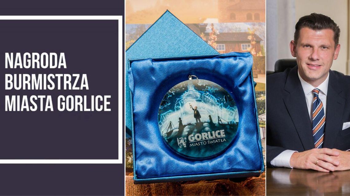 Zdjęcie przedstawia burmistrza i nagrodę