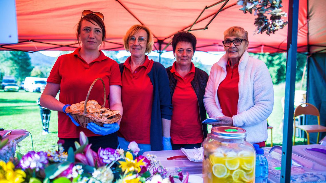 zdjęcie przedstawia kobiety z koszykiem rydzów w Wysowej-Zdroju podczas imprezy Rydzowa Jesień