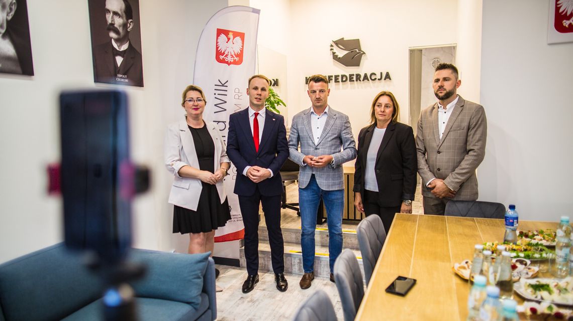 zdjęcie przedstawia kilka osób w odświętnych strojach