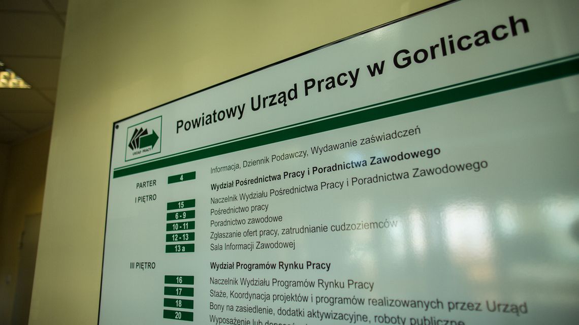 Są już nowe ogłoszenia Urzędu Pracy w Gorlicach. Sprawdź oferty zatrudnienia w Gorlicach i Holandii tablica ogłoszeń na ścianie w budynku