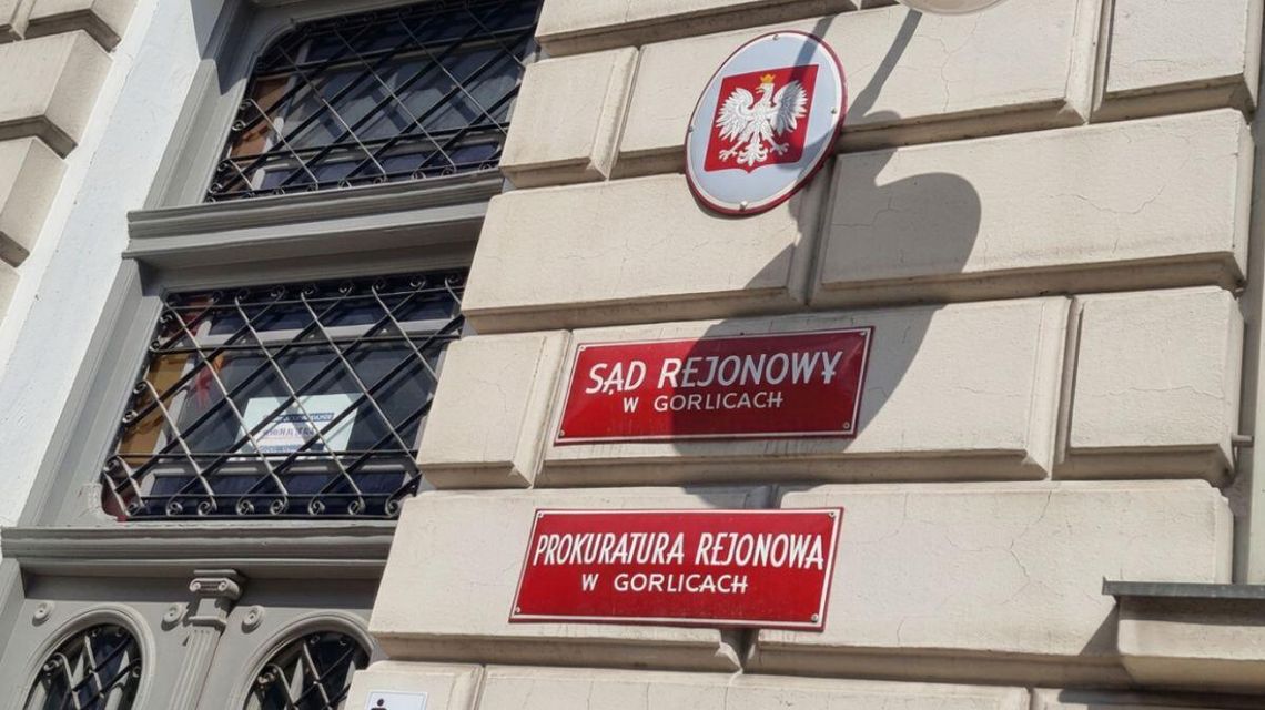 Są nowe informacje w sprawie nocnego zajścia w Zdyni. Yurii K. trafi do aresztu zdjęcie przedstawia czerwone tabliczki przy wejściu do budynku prokuratury w gorlicach
