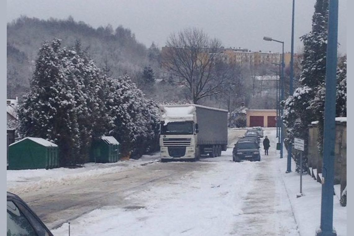 Samochód ciężarowy utknął między cmentarzami