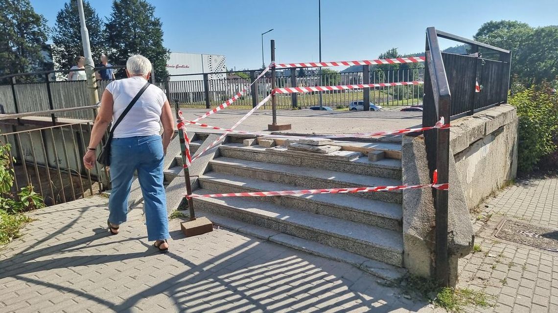 schody przy moście dla pieszych na ul. Mickiewicza w Gorlicach