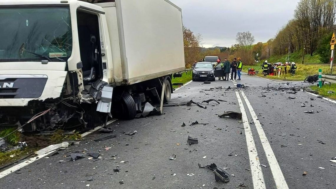 strażacy i samochód w rowie