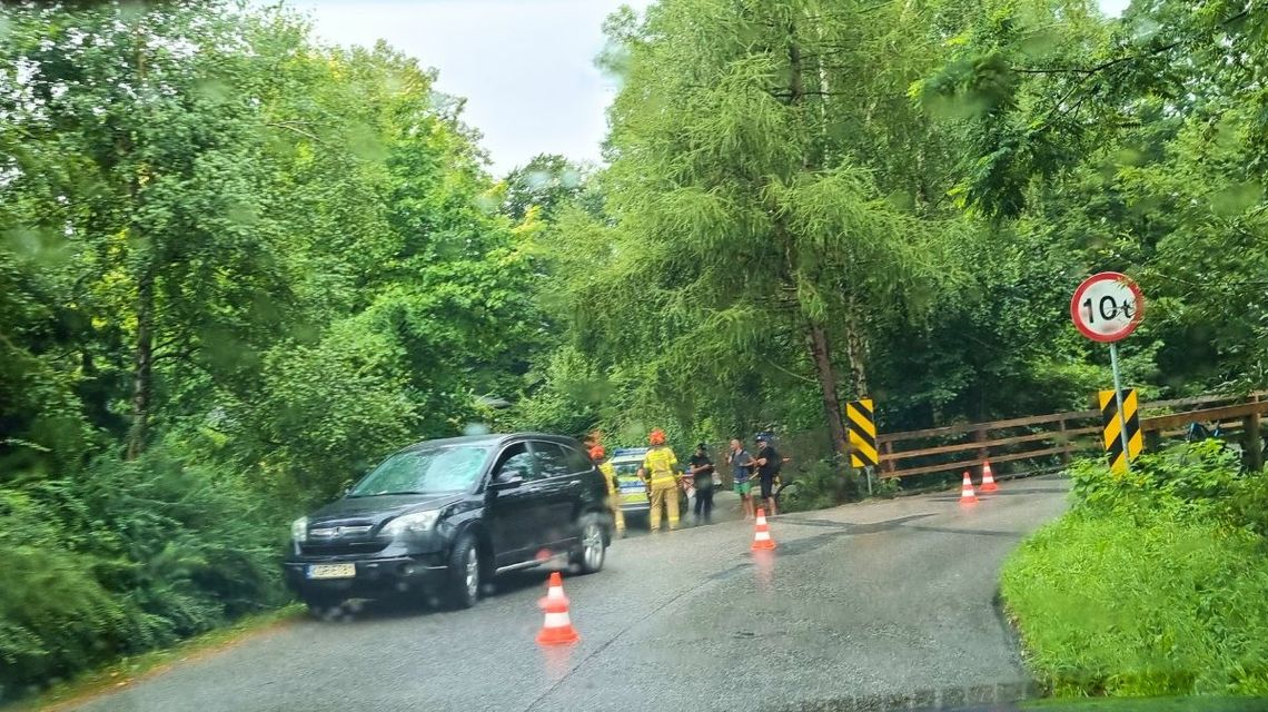 samochód z rozbitą szybą przednią