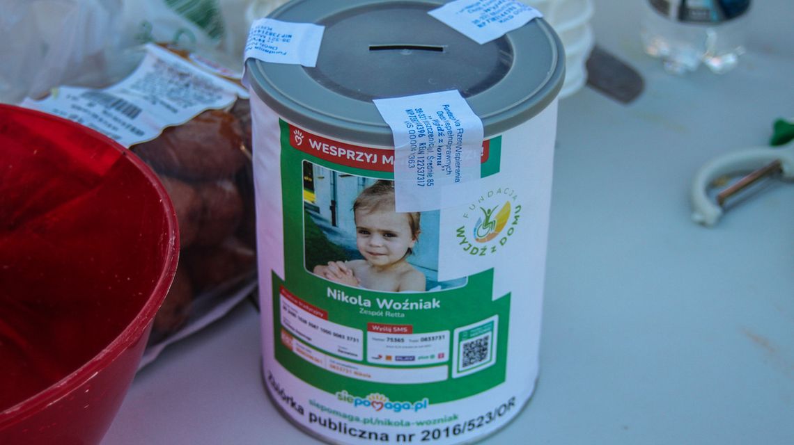 zdjęcie przedstawia portret dziewczynki na puszce do zbiórki pieniędzy