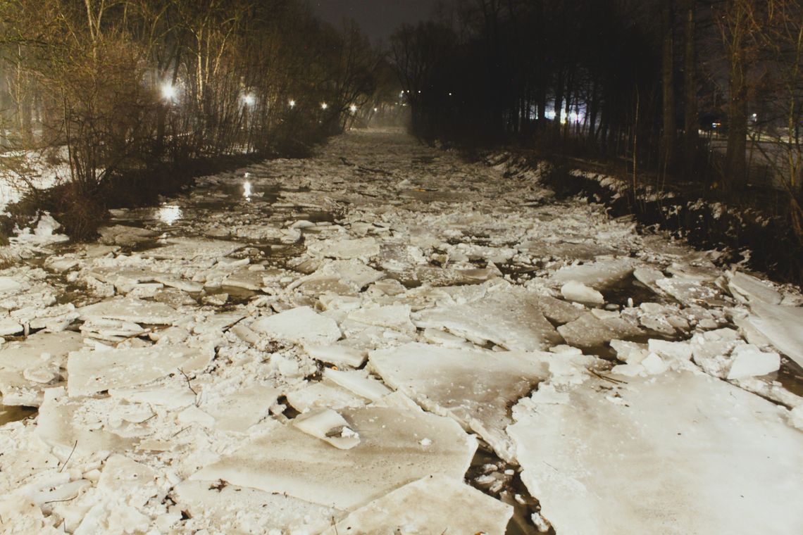 zdjęcie przedstawia krę na rzece