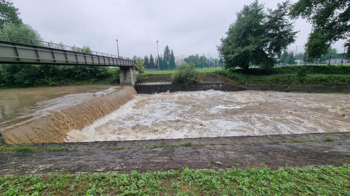 rzeka pełna brudnej, brązowej wody