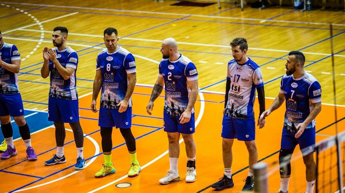 zdjęcie przedstawia siatkarzy na boisku osir w gorlicach