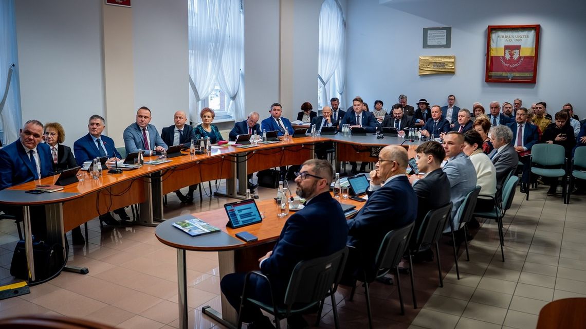 Sesja Rady Powiatu Gorlickiego z udziałem posłanki PiS. Wymiana zdań o budżecie, zdrowiu i Mercosur zdjęcie przedstawia grupę osób siedzących przy dużym stole