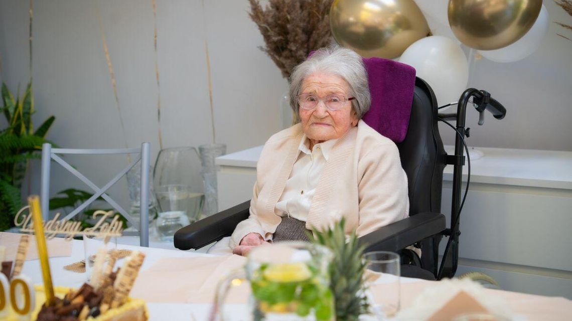 Zdjęcie przedstawia 100-latkę