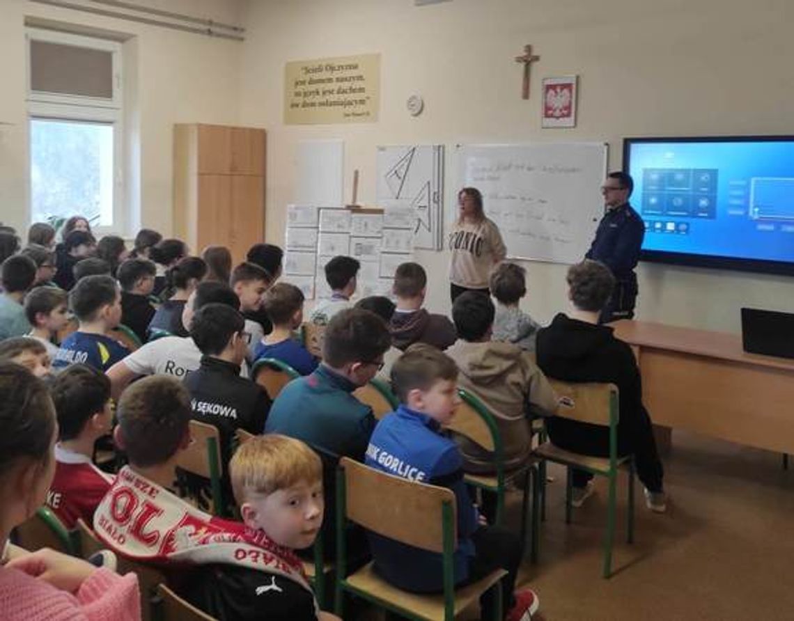 Siary. Policyjna lekcja o bezpiecznym kibicowaniu zdjęcie przedstawia uczniów klasy podstawowej w Siarach