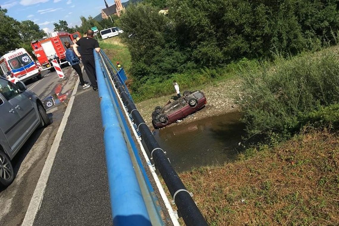 Siary. Samochód spadł z mostu na dach.