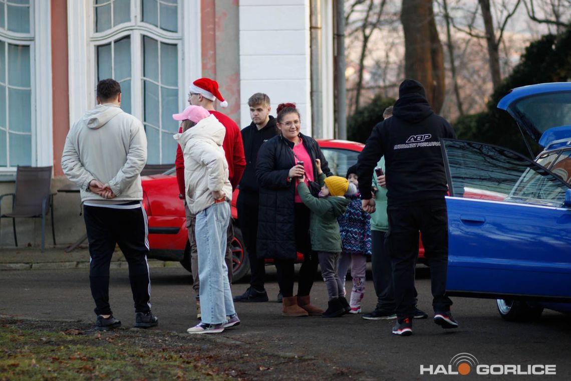 zdjęcie przedstawia grupkę ludzi na zlocie charytatywny w Siarach