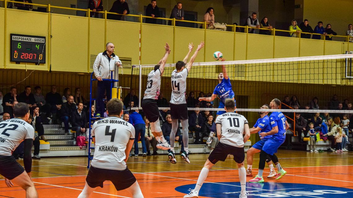 Siatkarski thriller w Gorlicach. GKPS pokonał Wawel Kraków po pięciosetowej batalii siatkarze grający w hali sportowej w gorlicach