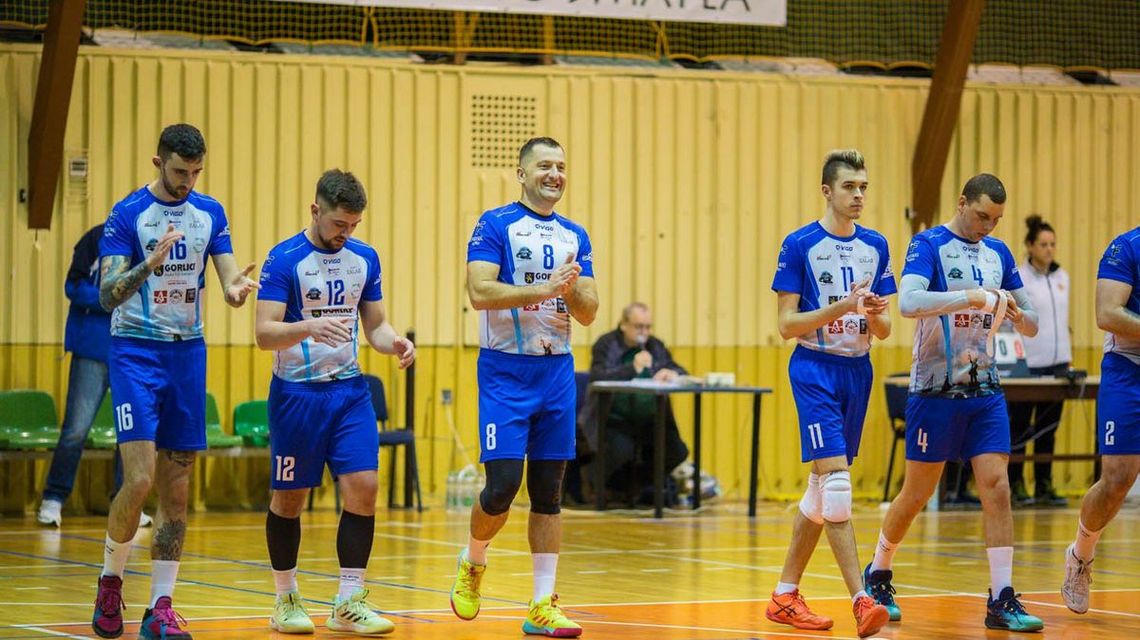 zdjęcie przedstawia siatkarki w jednolitych strojach