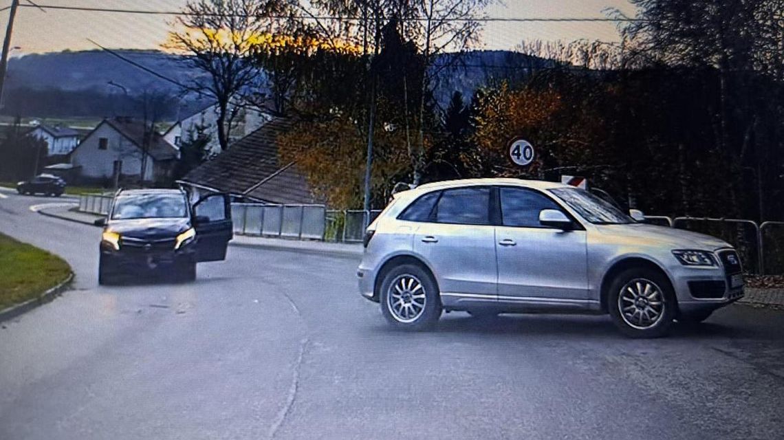 zdjęcie przedstawia uszkodzone pojazdy na jezdni w Siedliskach