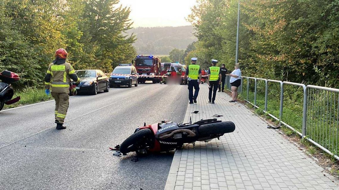 zdjęcie przedstawia strażaków i policjantów podczas udzielania pomocy przy wypadku w Siedliskach