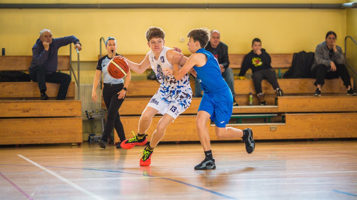 zdjęcie przedstawia koszykarzy podczas meczu