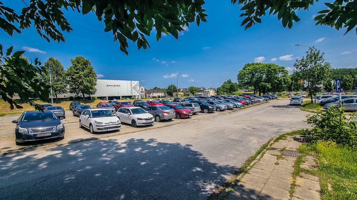 zdjęcie przedstawia rząd samochodów ustawionych na parkingu