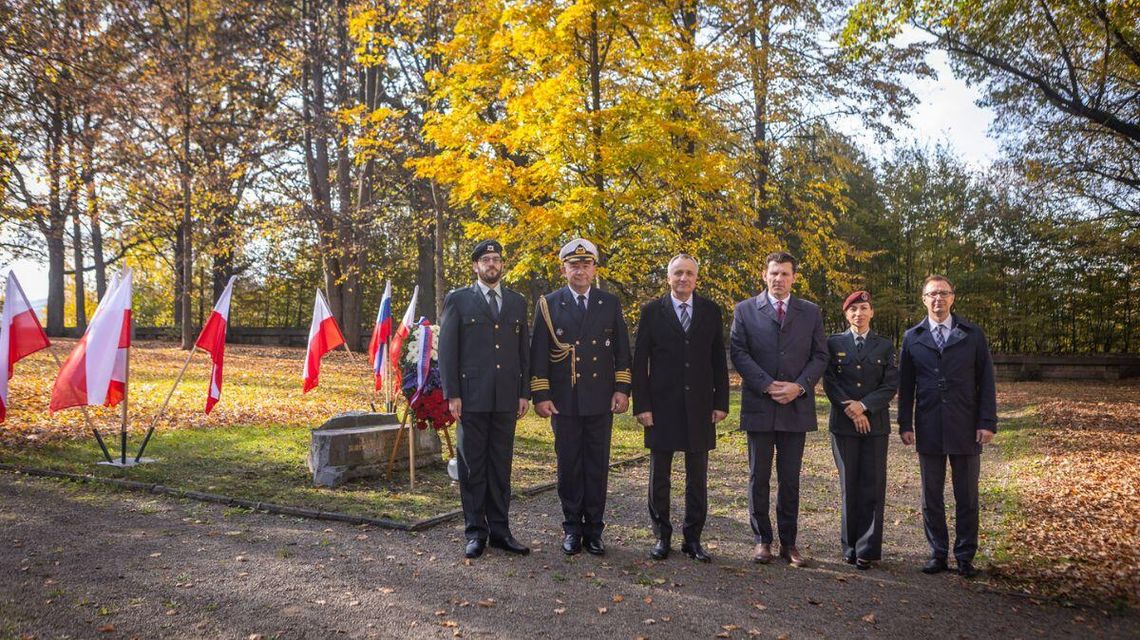 Słoweńska delegacja  z Burmistrzem Gorlic na Cmentarzu Wojennym nr 91