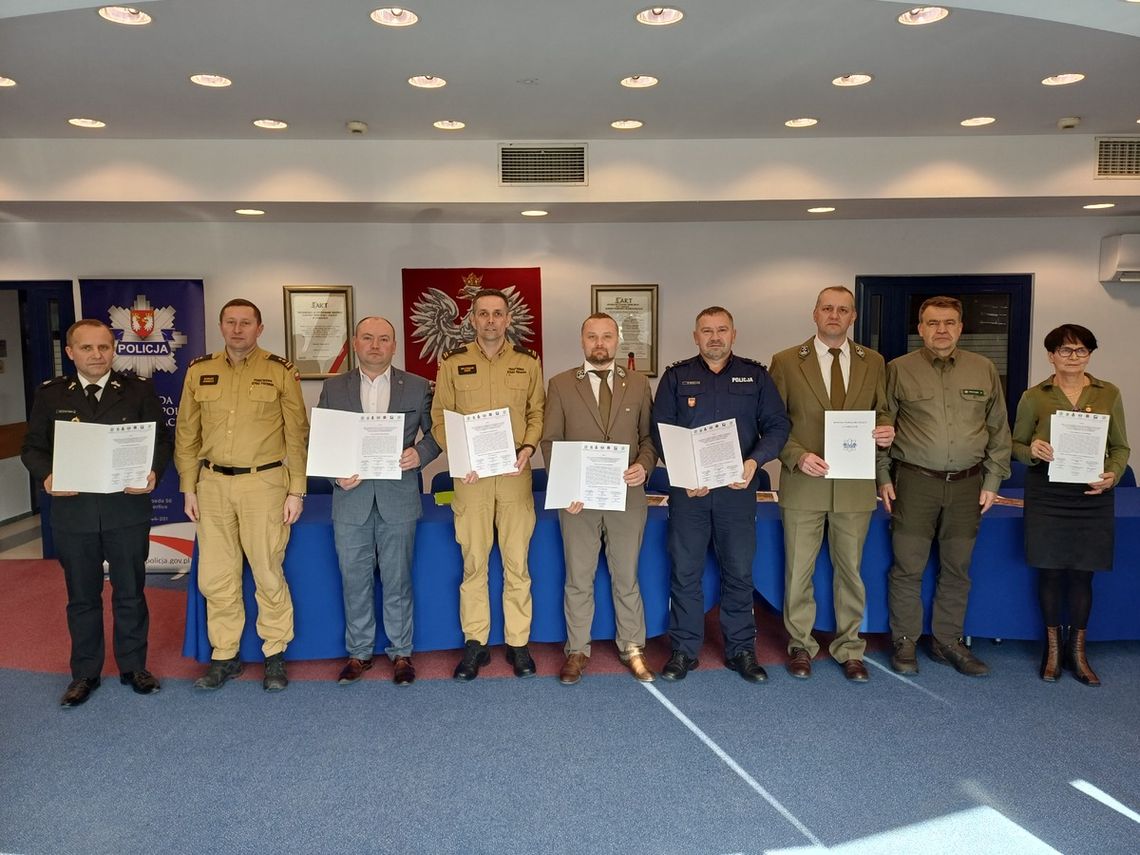 zdjęcie przedstawia ludzi z apelami w dłoniach