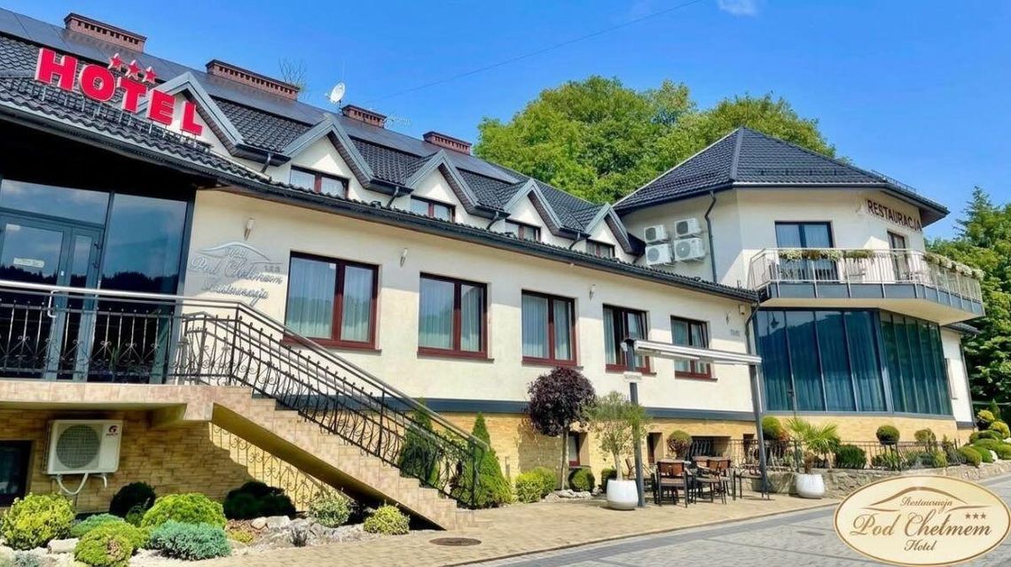 Smak, gościnność i wyjątkowe przyjęcia. Hotel & Restauracja „Pod Chełmem” w Ropie od lat zachwyca Gości zdjęcie przedstawia Hotel & Restauracja „Pod Chełmem”