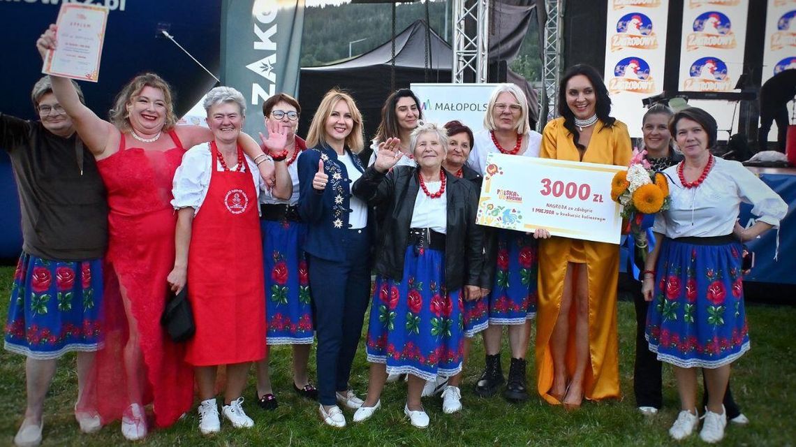 Zdjęcie przedstawia Koło Gospodyń Wiejskich z Korczyny z wygraną