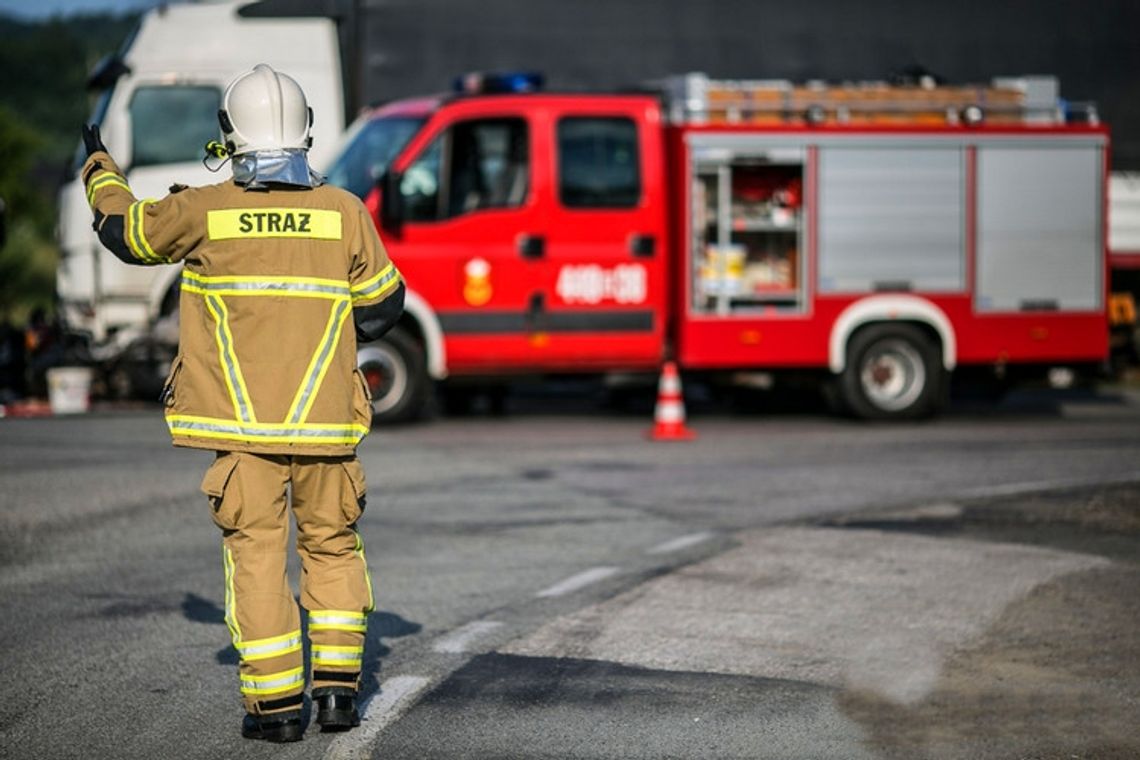 Smerekowiec. Zdarzenie drogowe, samochód osobowy w rowie.