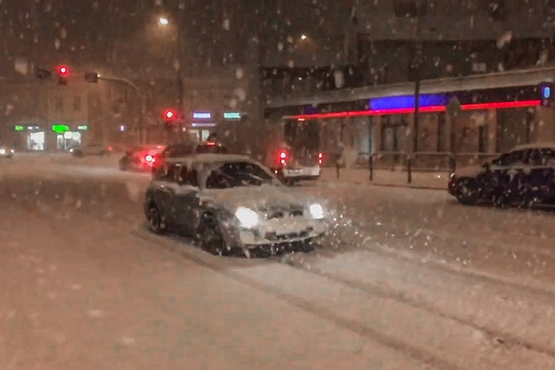 Śnieżyca znów zmieniła krajobraz na drogach. Ile jeszcze będzie intensywnie sypać? [VIDEO]