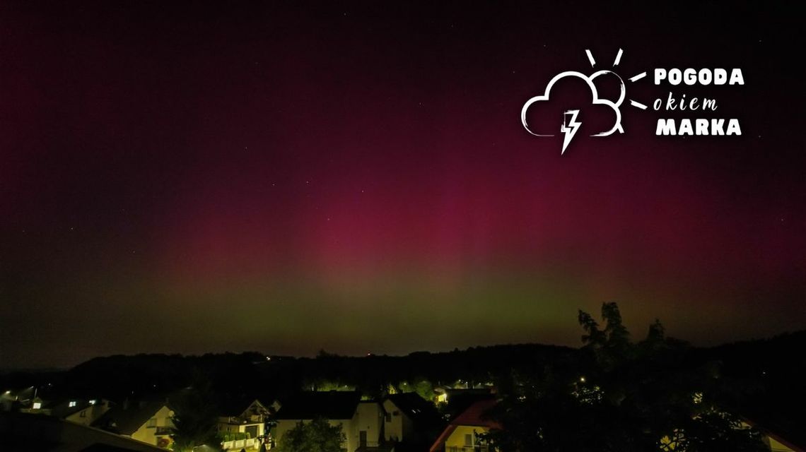 czerwone niebo od zorzy polarnej nad gorlicami