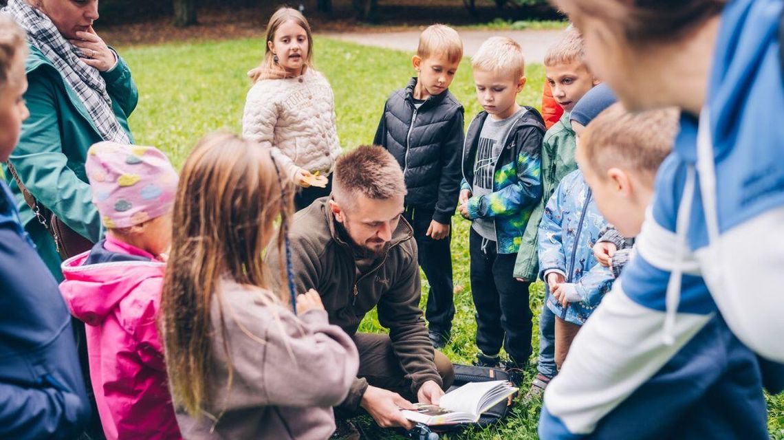 Zdjęcie przedstawia dzieci w parku