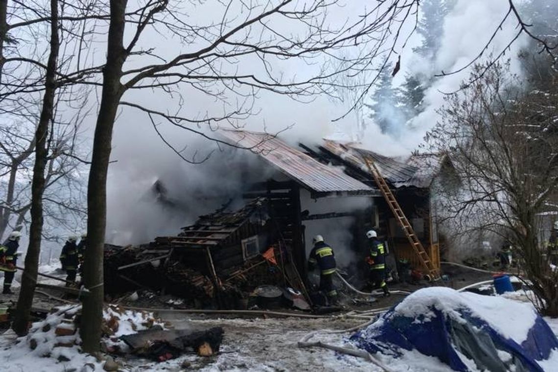 Spalił się dom w środku lasu, 5-osobowa rodzina bez dachu nad głową