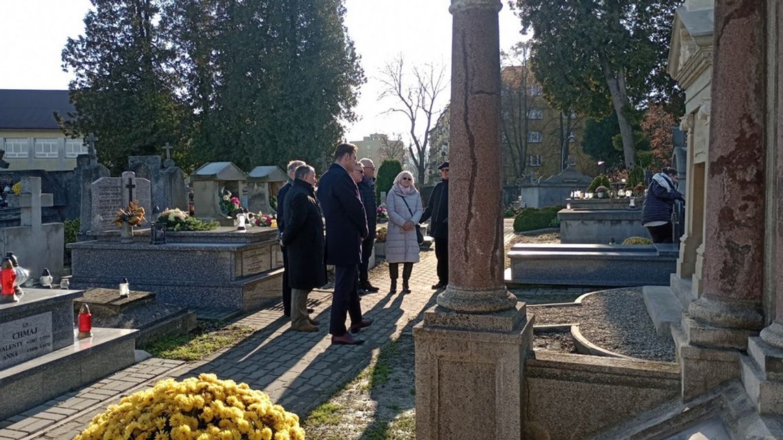 Spotkali się na gorlickiej nekropolii. Zaduma połączona z uśmiechem [FOTO]