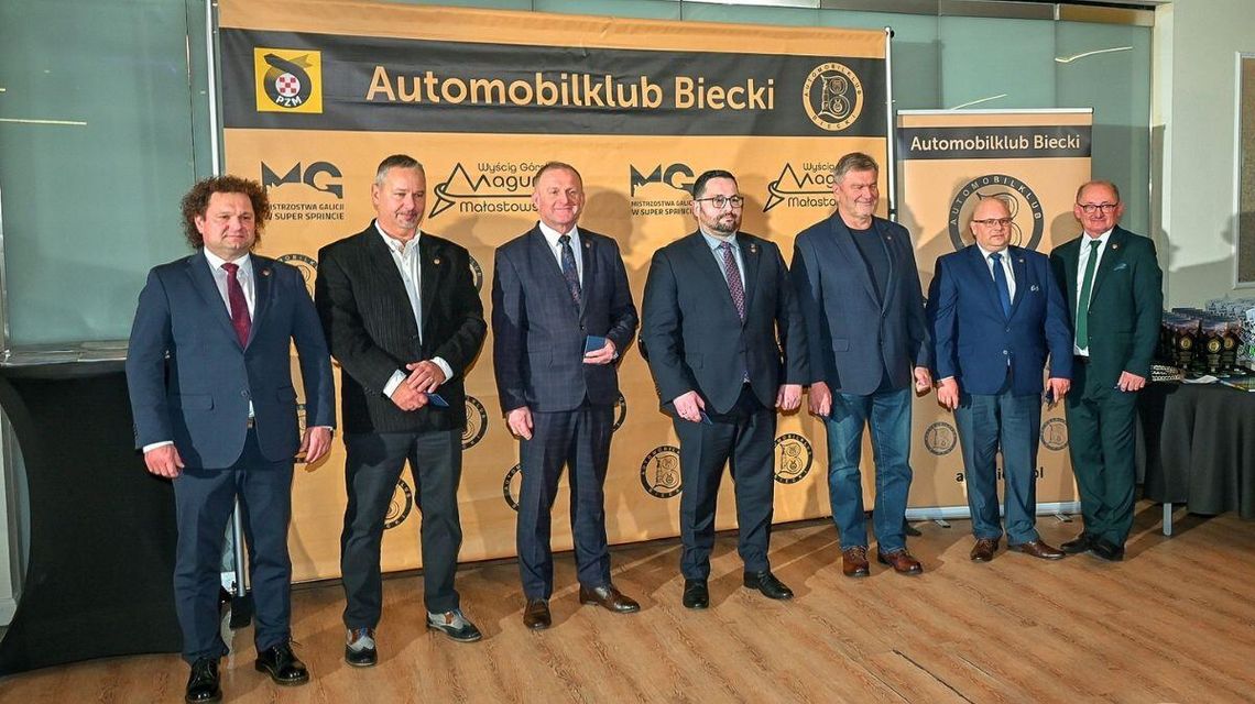 Członkowie Automobilklubu Bieckiego wraz ze Starostą Gorlickim