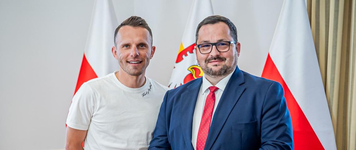 zdjęcie przedstawia starostę powiatu gorlickiego oraz Rafała Majka