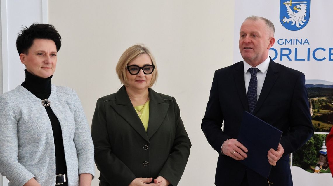 zdjęcie przedstawia dwie kobiety i mężczyznę