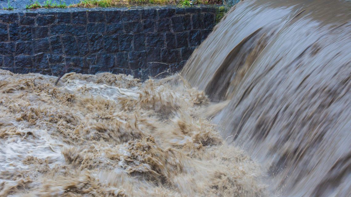 Stan ostrzegawczy na Sękówce. Gorlice świecą się na hydrologicznych mapach na pomarańczowo zdjęcie przedstawia spienioną wodę w rzece Sękówka w Gorlicach