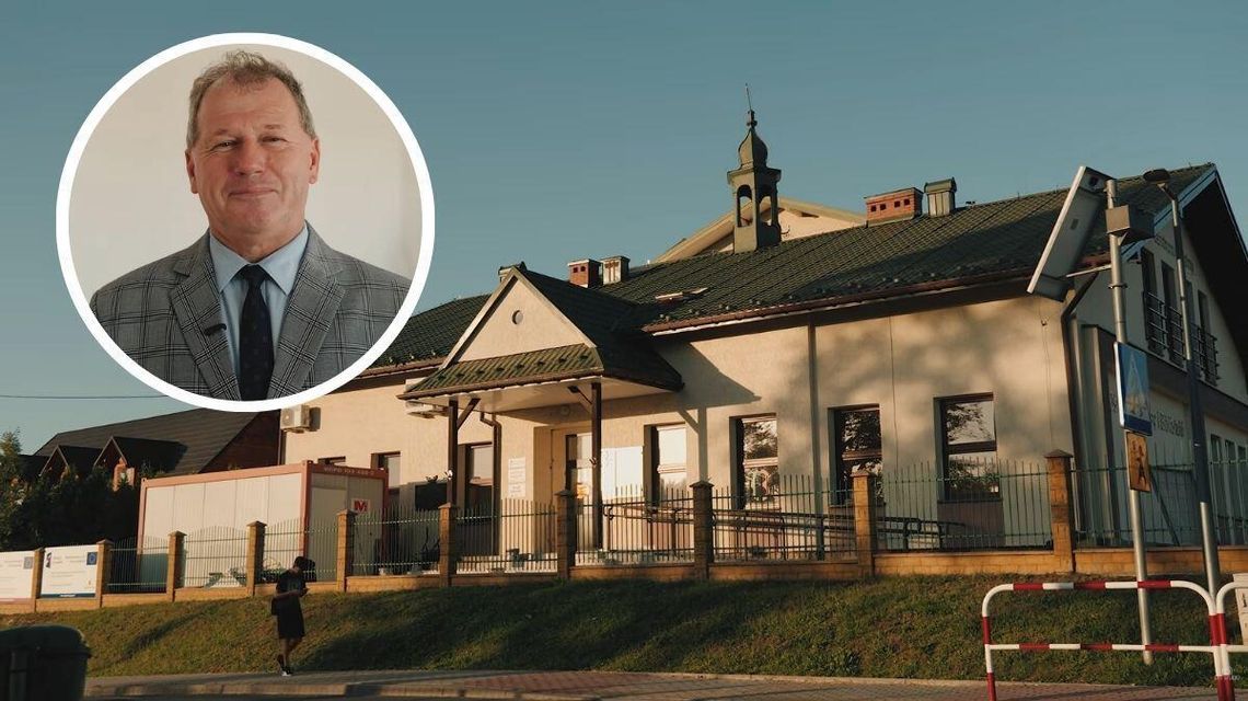 Stara szkoła w Moszczenicy przechodzi dużą metamorfozę. Remont od schodów aż po dach budynek szkoły w moszczenicy, obok portret mężczyzny pod krawatem