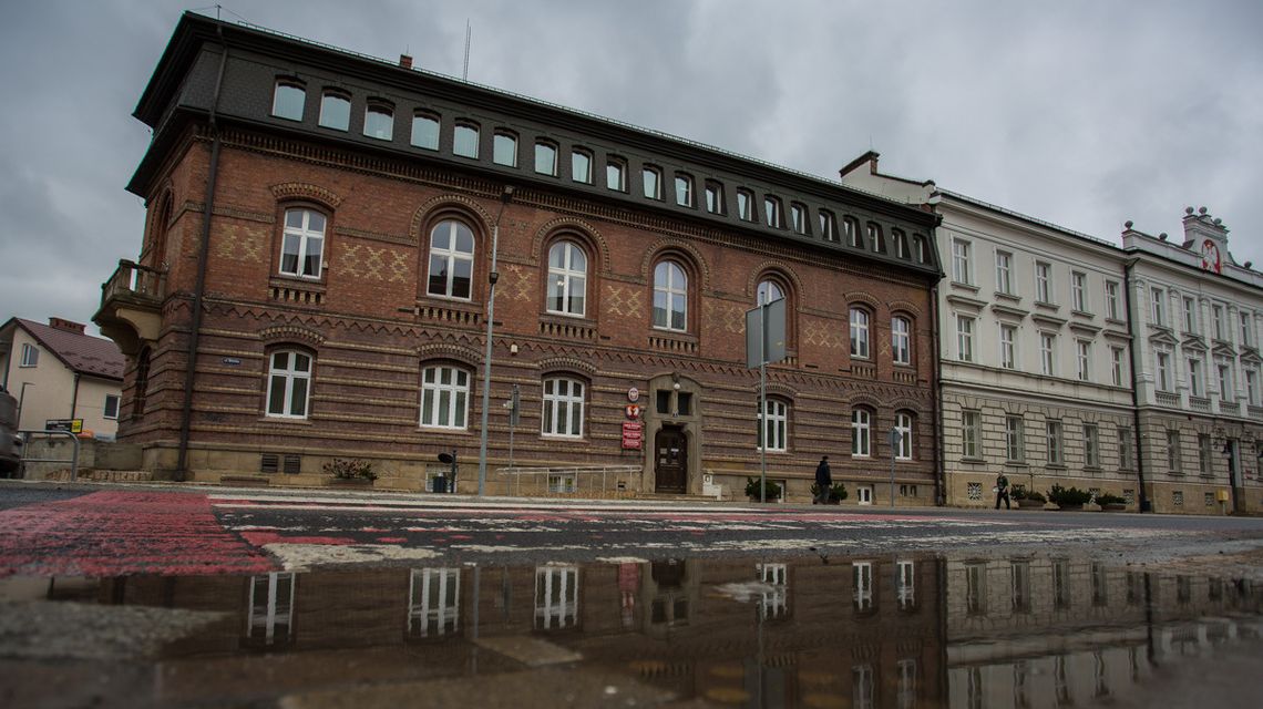 Starosta chce rozbudowy budynku za bagatela 30 mln zł. Potrzebny jest na to kredyt. Kto będzie spłacał? zdjęcie przedstawia budynek z cegły przy ulicy w mieście