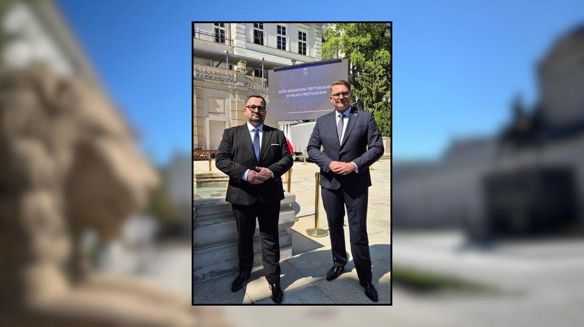 Starostowie z Gorlickiego u Prezydenta zdjęcie przedstawia Mirosława Waląga i Marcina Krzemińskiego przed Pałacem Prezydenckim
