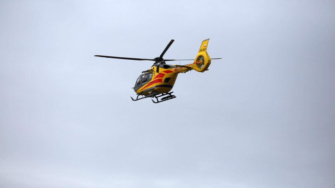 zdjęcie przedstawia helikopter w locie