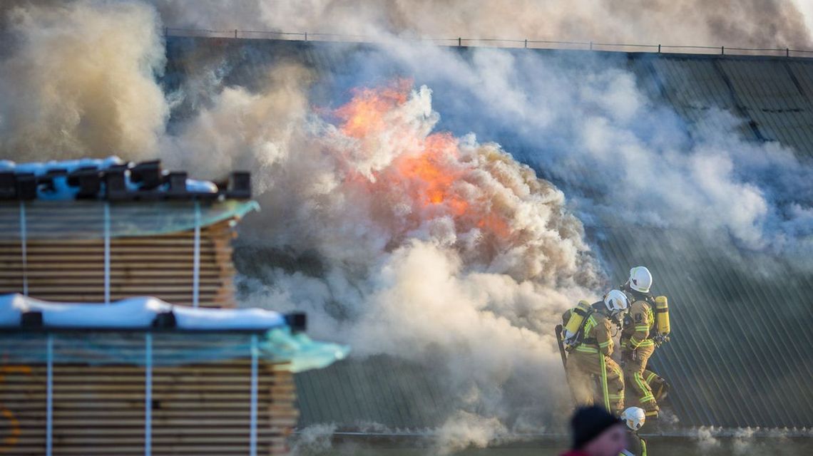 Statystyki nie mówią o tym, że ktoś musiał wstać w nocy, zostawić dom, pracę, rodzinę i jechać zdjęcie przedstawia strażaków na dachu budynku, z którego wydobywa się ogień