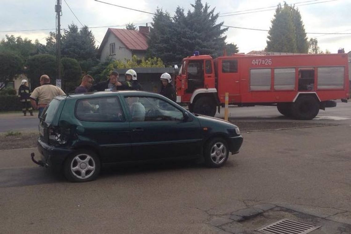 Stłuczka dostawczaka i osobówki pod remizą w Libuszy