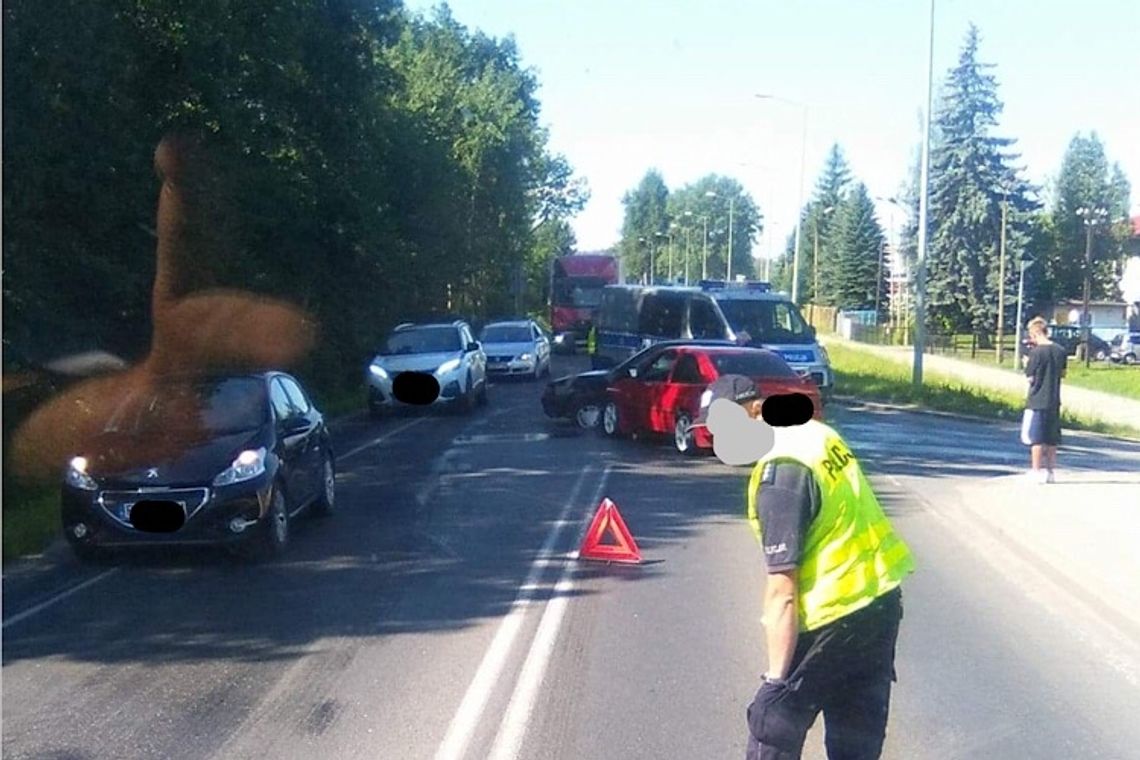 Stłuczka na „krajówce”. Opel zderzył się z fordem.