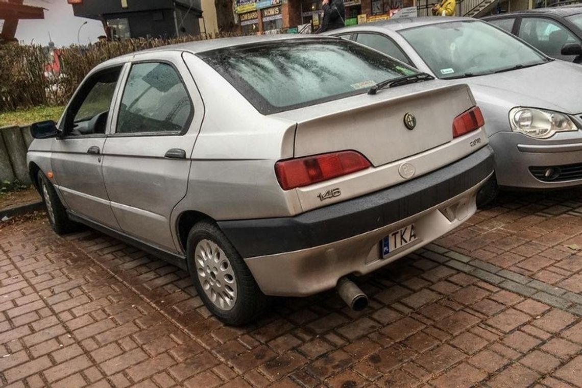 Stoi sobie na parkingu alfa romeo. Stoi już tak ze dwa miesiące.