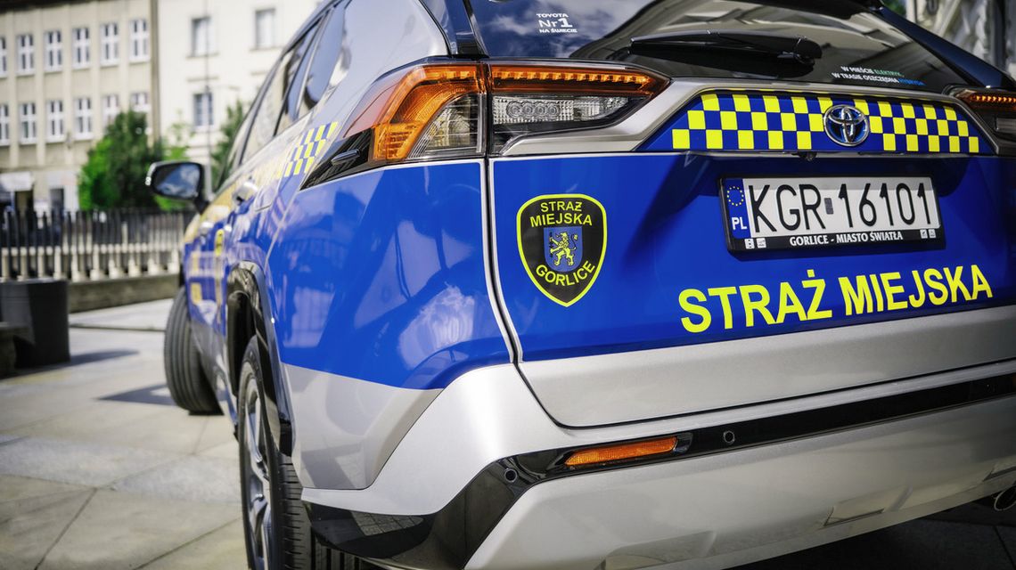 samochód stojący na ulicy w mieście przed urzędem miasta w gorlicach