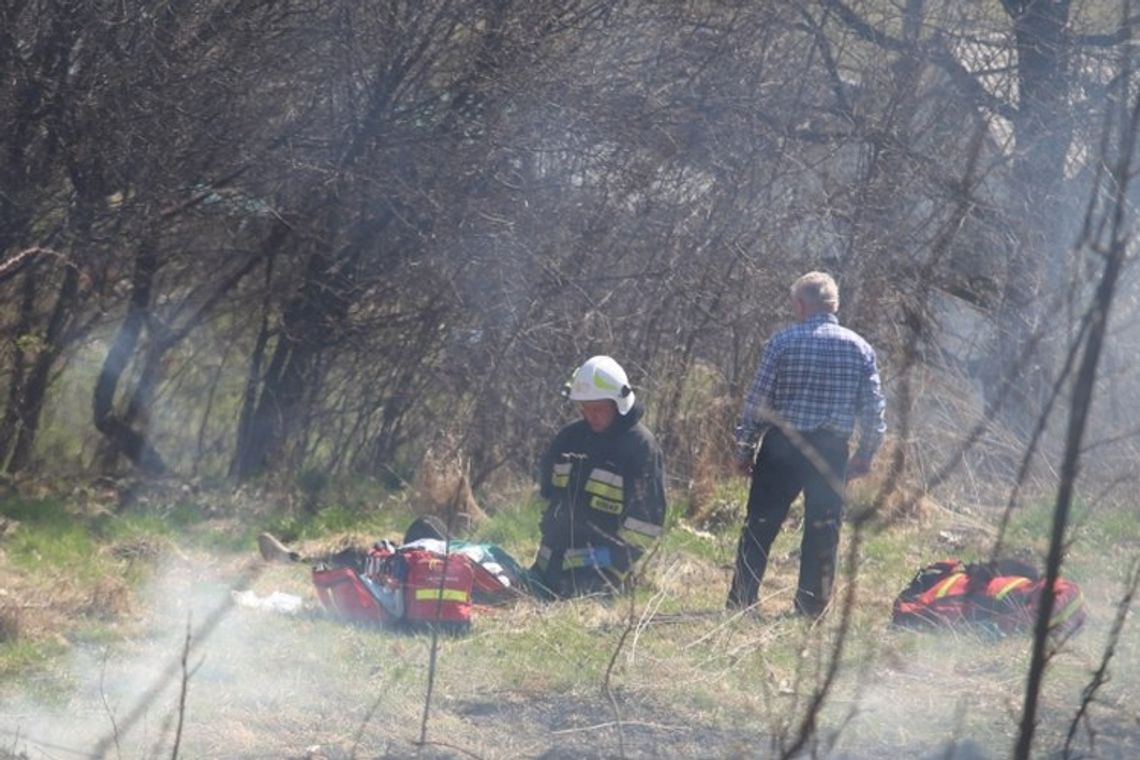 Strażacy pojechali do pożaru trawy. Uratowali życie kobiecie.