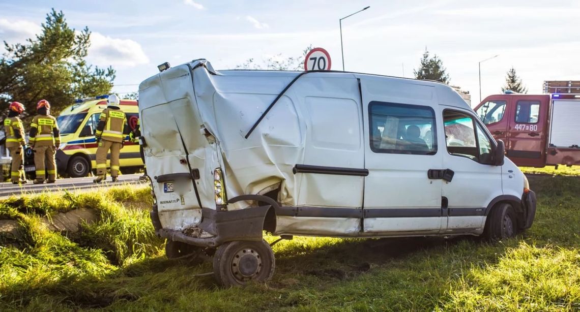 Strażacy w wypadku stracili busa. Potrzebna pomoc zdjęcie przedstawia rozbity samochód