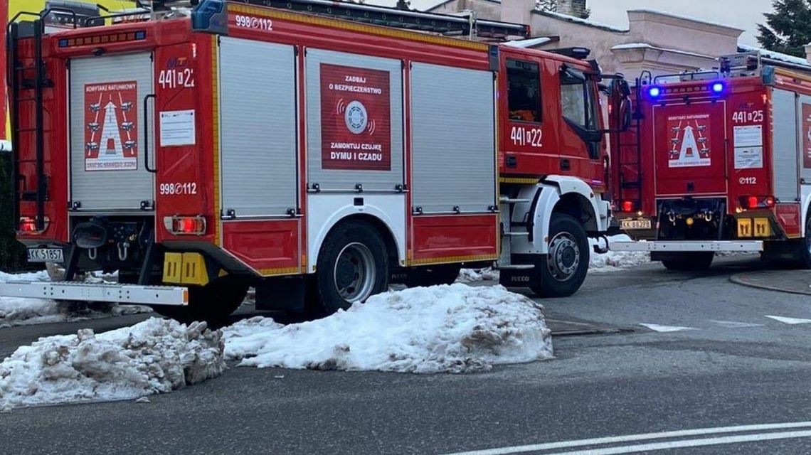 Strażacy z Łużnej w tym roku roznoszą nie tylko kalendarze. Do domów trafi coś jeszcze Zdjęcie przedstawia straży pożarnej